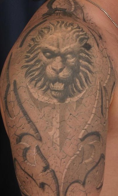 手臂写实的3D石狮子纹身图案