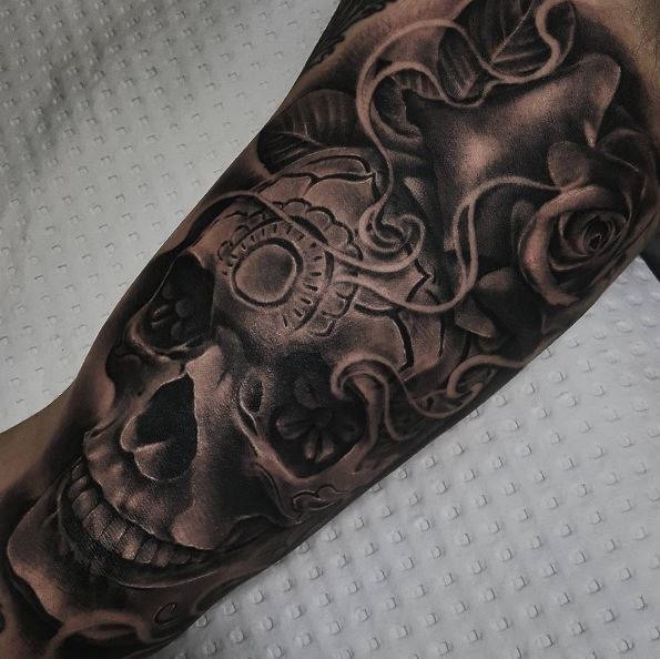 黑灰风格骷髅与玫瑰装饰手臂纹身图案