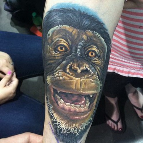 手臂写实的彩色黑猩猩头像纹身图案