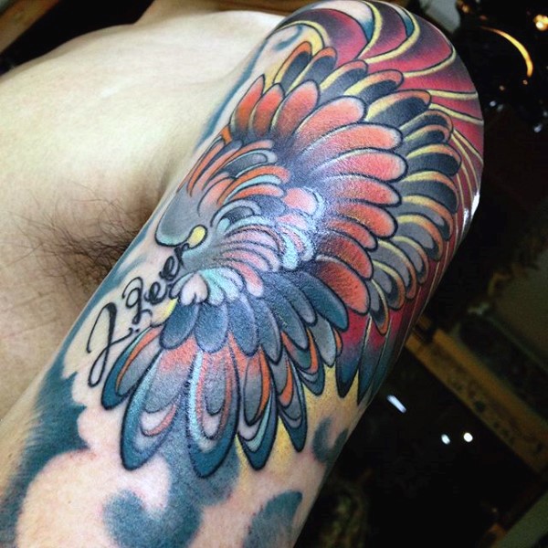 手臂多彩的幻想翅膀与字母纹身图案