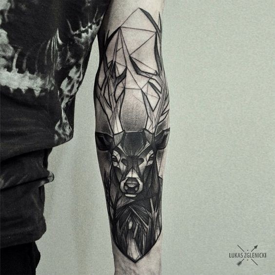 雕刻风格的黑色鹿头手臂纹身图案