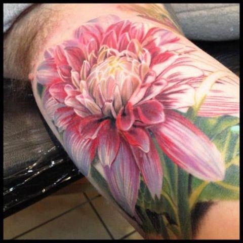 手臂非常华丽的写实彩色花卉纹身图案