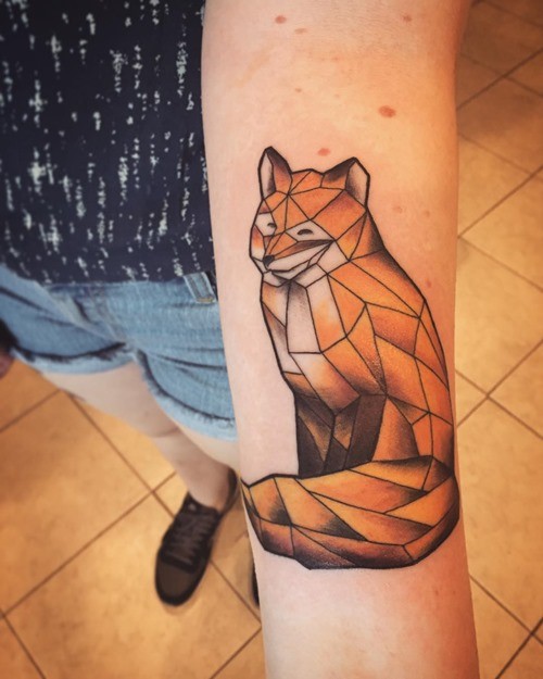 手臂抽象风格的彩色几何狐狸纹身图案