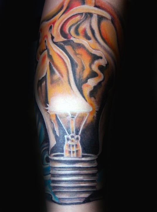 写实风格彩色的燃烧电灯泡手臂纹身图案