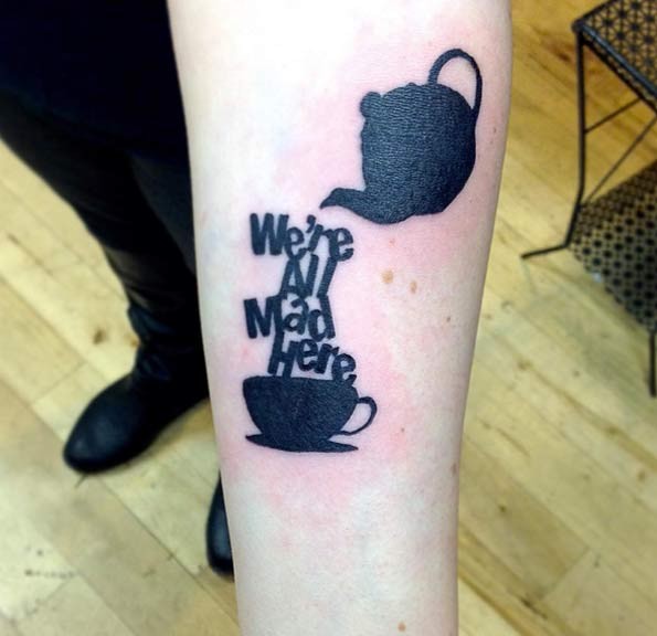 令人惊叹的黑色茶杯字母手臂纹身团