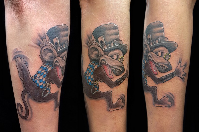 卡通风格彩色猴子与帽子手臂纹身图案