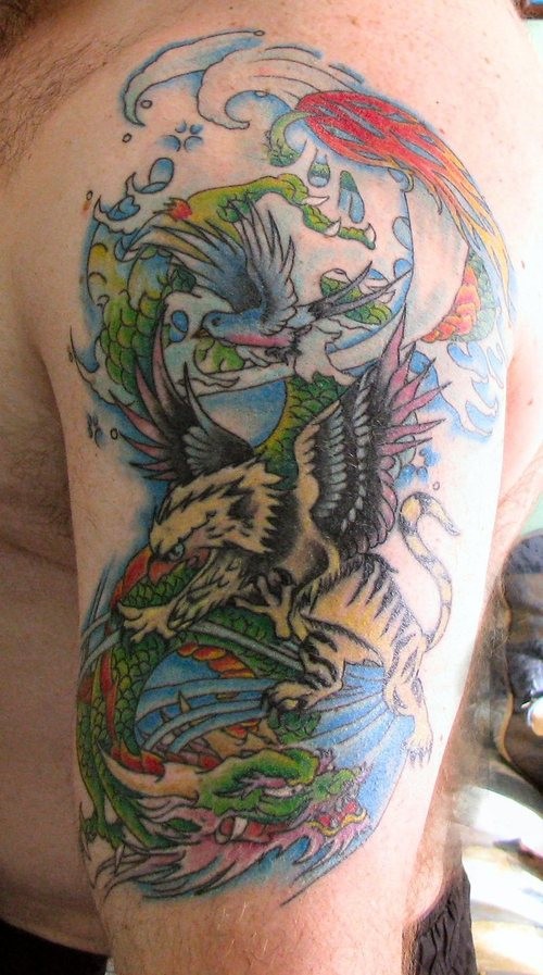 手臂绘画风格格里芬神兽和龙彩色纹身图案