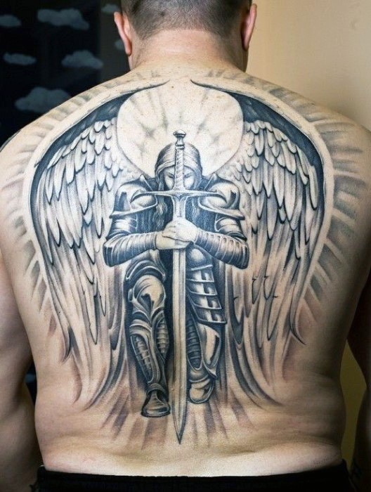 背部巨大的五彩天使战士和剑纹身图案