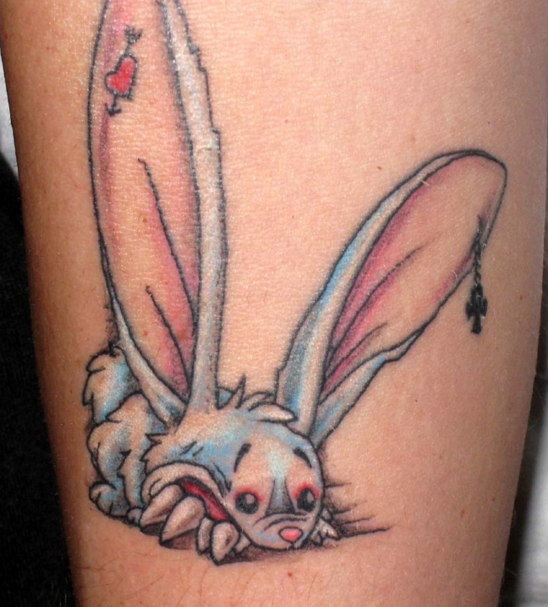 毛骨悚然的恐怖彩色疯狂兔子手臂纹身图案