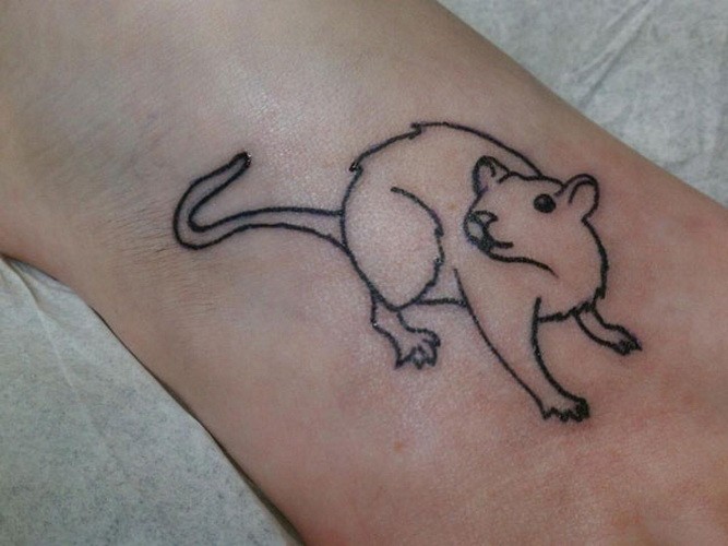 简单可爱的黑色线条老鼠脚踝纹身图案