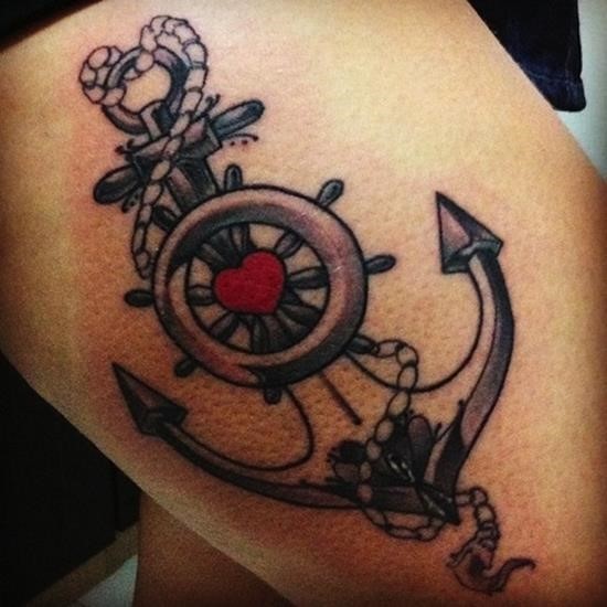 大腿黑白船锚和红色心形纹身图案