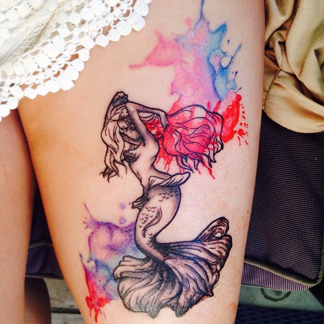 大腿抽象风格的美人鱼纹身图案