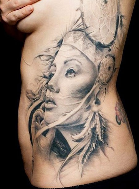 侧肋可爱的土著女孩与捕梦网纹身图案