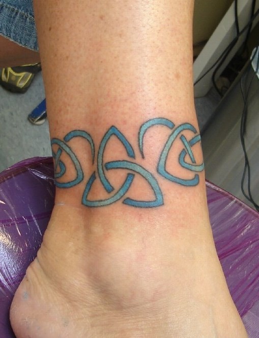 蓝色凯尔特符号脚踝纹身图案
