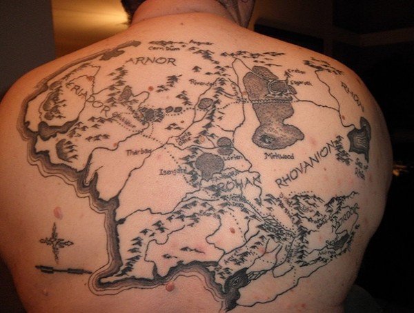 背部3D风格的指环王世界地图纹身图案