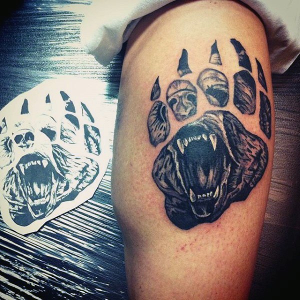 黑灰风格动物爪印腿与熊纹身图案