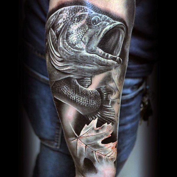 手臂3D逼真的黑色鱼与枫叶纹身图案