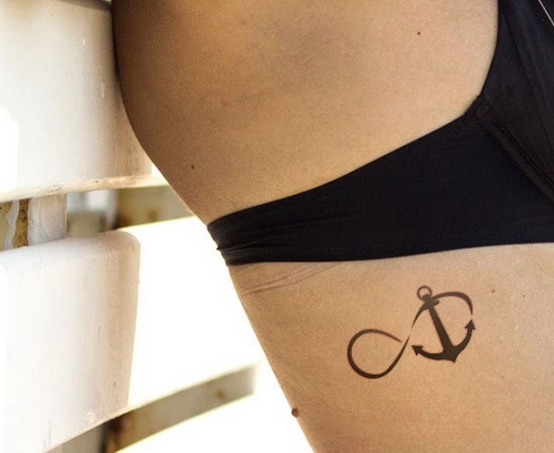 女性侧肋黑色无限符号和船锚纹身图案
