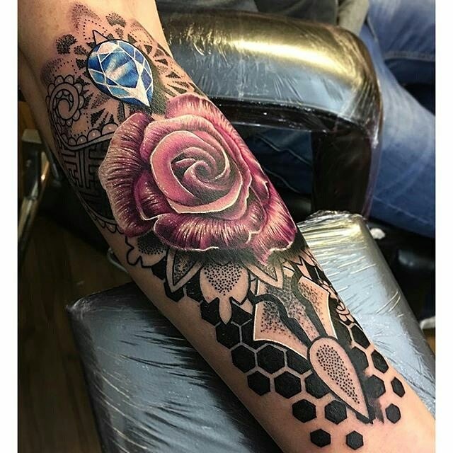 彩色玫瑰与钻石点刺风格饰品手臂纹身图案