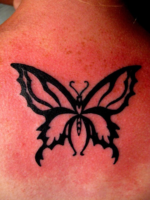 女士背部简单的蝴蝶纹身图案