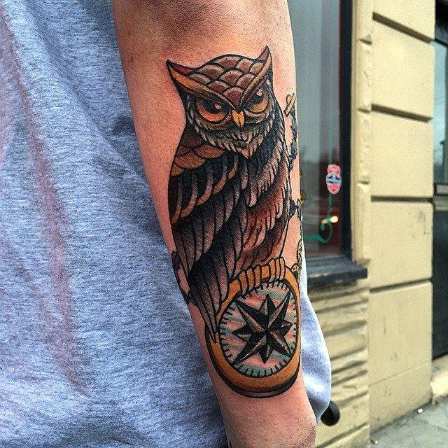 手臂华丽的黑灰经典猫头鹰纹身图案