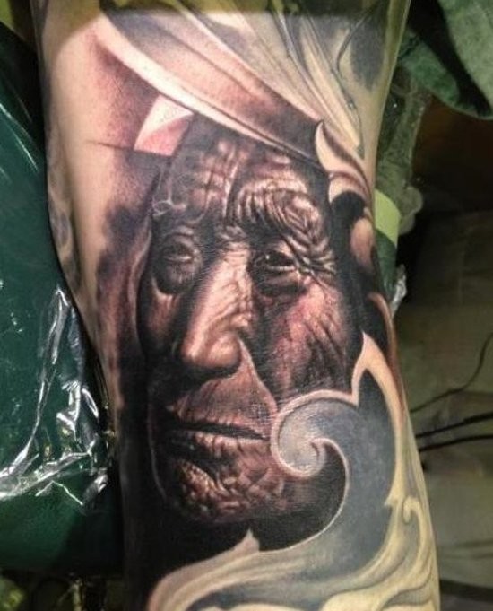 手臂写实的黑白印度老人肖像纹身图案