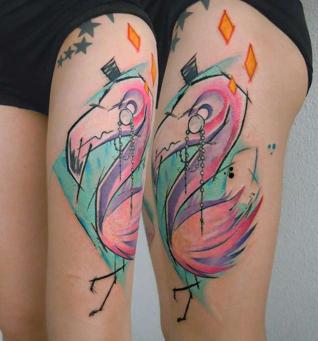 大腿五彩的绅士火烈鸟纹身图案