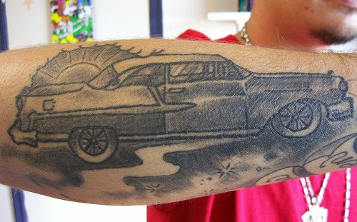手臂经典美国黑色汽车纹身图案