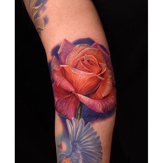 惊人的写实玫瑰与鸽子手臂纹身图案