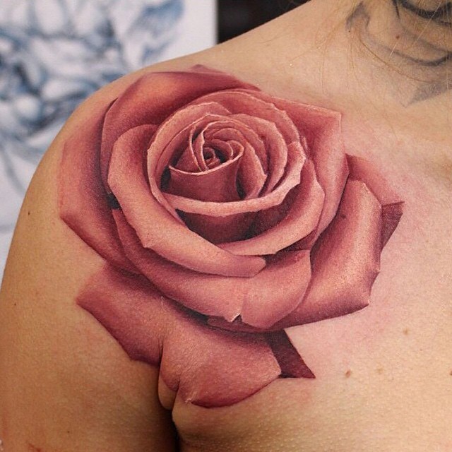 肩部粉红色的玫瑰3D写实纹身图案