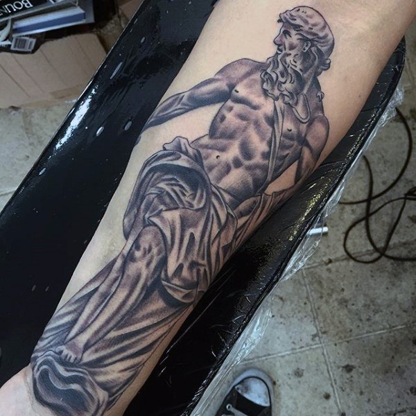 手臂黑白男性雕像纹身图案