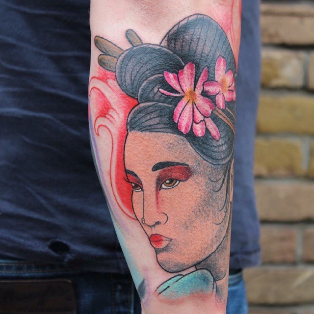 手臂有吸引力的亚洲艺妓和花朵纹身图案