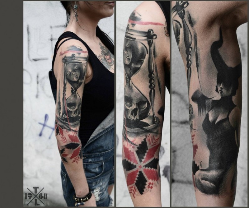 手臂令人印象深刻的彩色沙漏骷髅和恶魔女人纹身图案