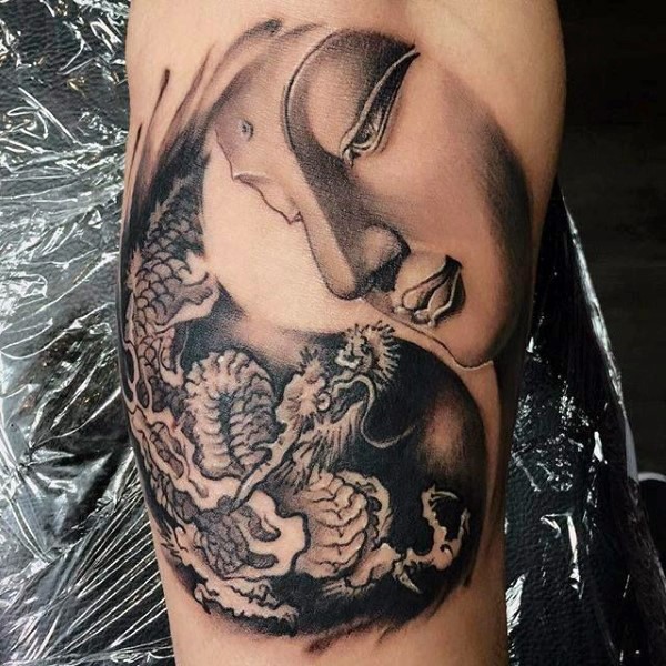 日本传统风格的如来佛祖与幻想龙手臂纹身图案