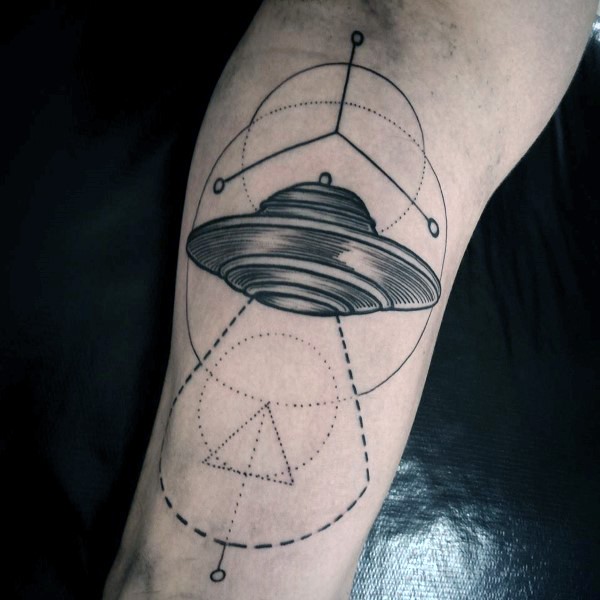 手臂科学风格的黑白外星人飞船纹身图案