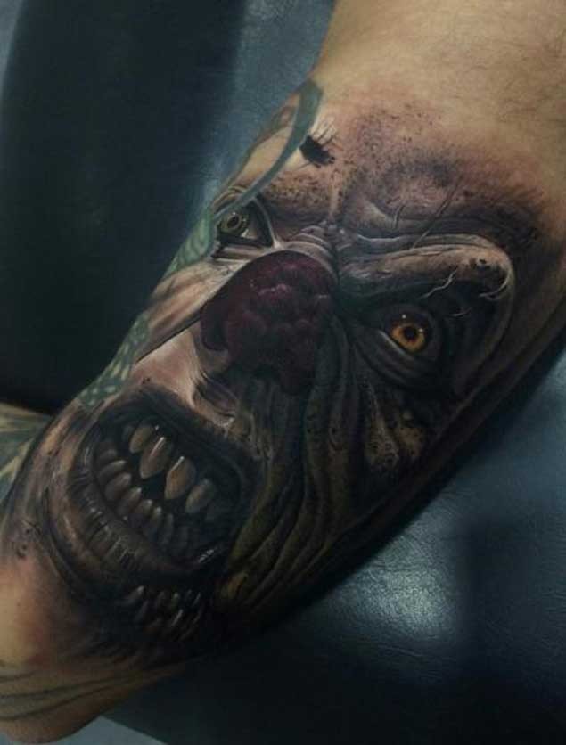 手臂3D风格彩色的邪恶怪物小丑纹身图案