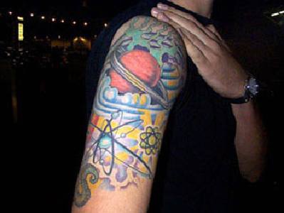 手臂彩色的行星和原子符号纹身图案