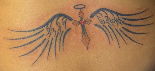 天使翅膀与十字架字母纹身图案