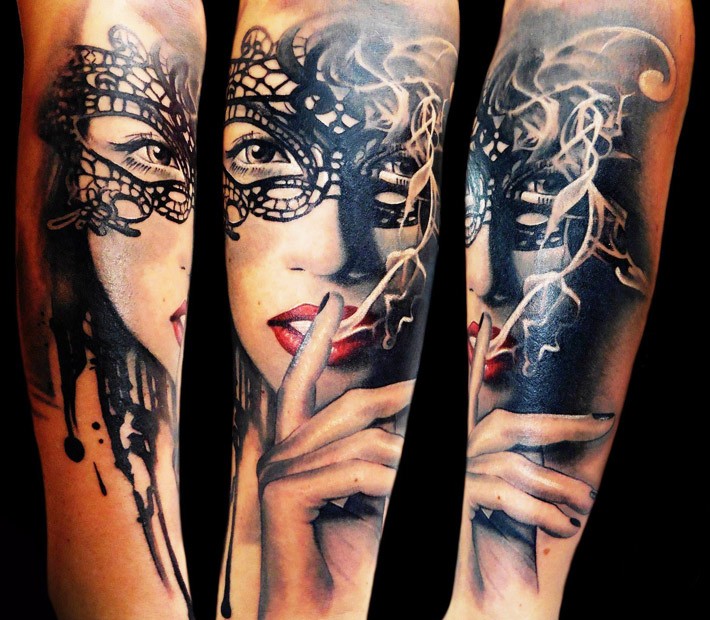 现代风格的彩色写实女人面具和烟雾手臂纹身图案