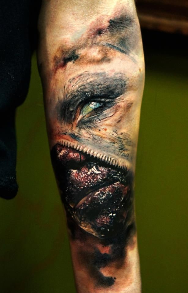 彩色恐怖风格毛骨悚然的怪物脸手臂纹身图案