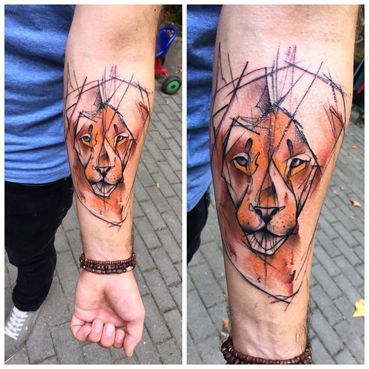 手臂抽象风格的狮子彩色纹身图案