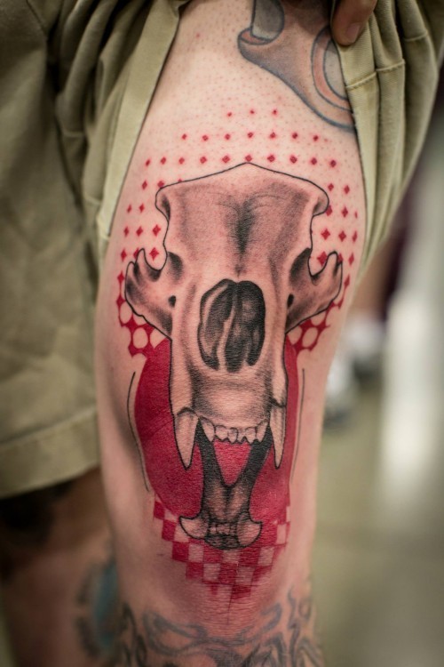 大腿动物头骨与红色装饰纹身图案