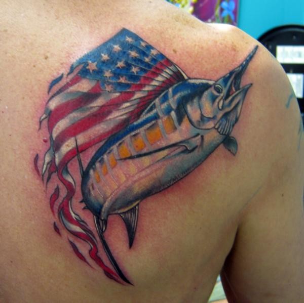 背部美国国旗和鱼纹身图案