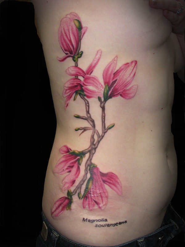 侧肋令人惊讶的明亮粉红色花朵纹身图案