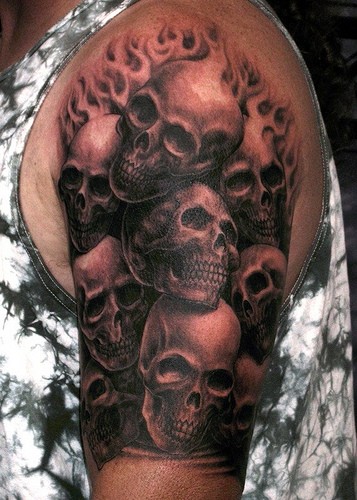 大臂3D写实的骷髅与火焰纹身图案