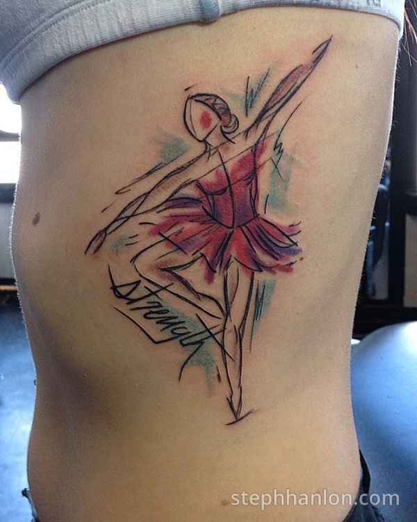 侧肋彩色的芭蕾舞者与字母纹身图案