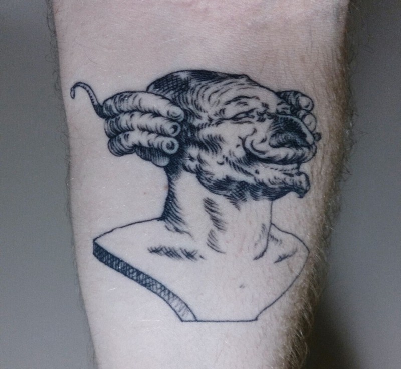 超现实主义风格的滑稽人雕像手臂纹身图案