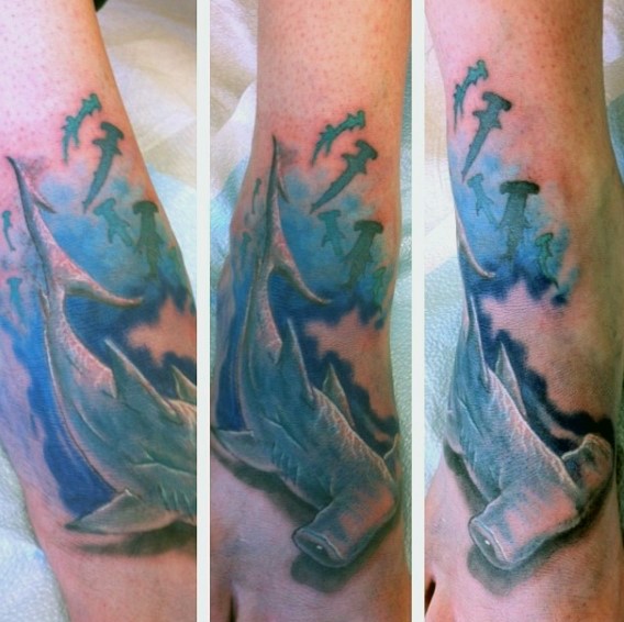 脚背3D风格的彩色游泳鲨鱼纹身图案