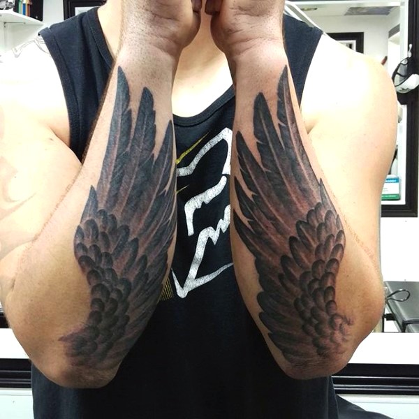 男性手臂黑色的翅膀纹身图案