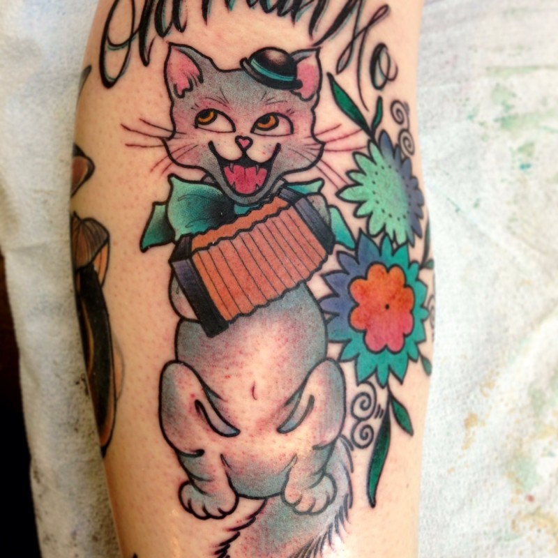 卡通风格的彩色猫与鲜花和手风琴手臂纹身图案